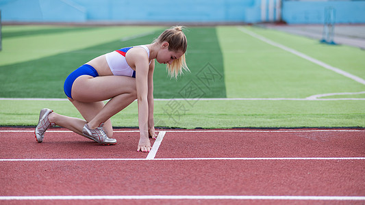 体育场的女性选手准备参加比赛训练短跑女孩耐力活力身体慢跑小路肌肉行动图片