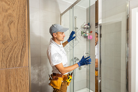 管道安装淋浴间 在浴室工作服务头盔成人男人眼镜住宅下水道维修挡板工作服图片