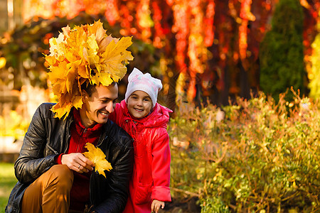 充满多彩的秋叶 幸福的家庭公园童年乐趣男性假期婴儿快乐喜悦爸爸肩膀图片