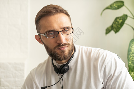 头像微笑的白人男子坐在室内 通过工作或非正式演讲使用电脑进行愉快的网络摄像头视频会议在线聊天 求职面试 辅导视频通话 现代科技理图片
