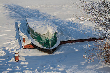 码头上雪下的船图片