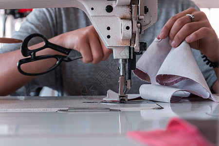 缝织机生产工艺工人剪裁材料服装业女裁缝缝纫工具纺织品图片