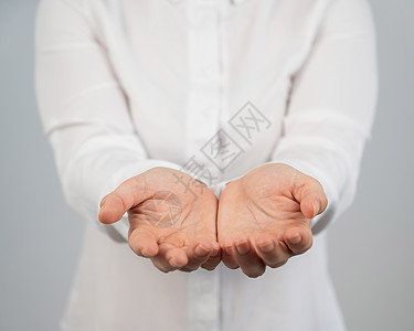 紧紧握紧女性手和手掌手势拇指裁剪成人拉伸女孩礼物手臂机构商业图片