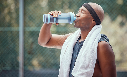训练 锻炼或户外运动后的健康 运动和健身饮用水人 健康 运动员和男教练在运动 跑步或有氧运动后用清爽的液体休息图片