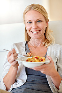 看起来很好吃 女人在家里吃早饭的肖像一样美满了图片