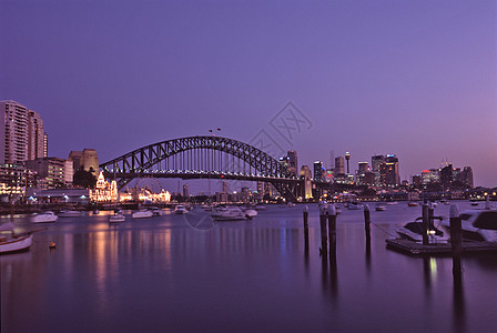 悉尼海港大桥悉尼港桥上的紫色日落背景