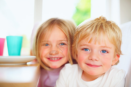 可爱的小男孩和他可爱的妹妹 微笑着 一个可爱的小男孩和他可爱的妹妹微笑的特写肖像图片