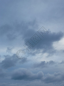 乌云雨多云天气灰色天空图片