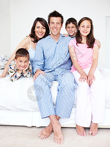 他以家人为荣 全家五口相爱 穿着睡衣同床共枕的情侣图片