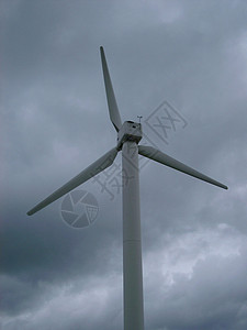 风力涡轮机叶片和发电机在多云的天空下提供可持续能源 从动能风能到电力图片