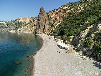 海景空中全景与水晶般清澈的蔚蓝大海和岩石海岸 在岩石背景下的美丽泻湖中的游艇 夏季旅行和度假的理想目的地的概念天线天空树木巡航蓝图片