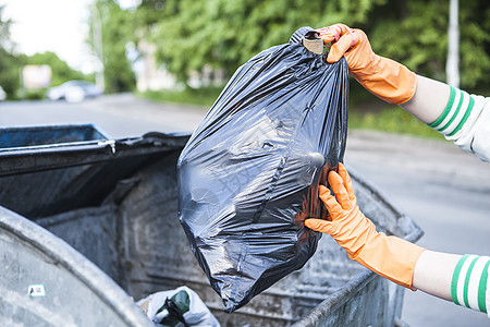 活动主义者在户外捡垃圾垃圾袋生态环境塑料活动家女士垃圾箱回收城市生物图片