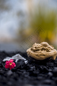 活性木炭面罩 由弯曲土粘土或更宽的土 穆尔塔尼米蒂或multani 米蒂组成 与苏打和椰子油混合黏土吸水性植物褐煤排毒运煤药品木图片