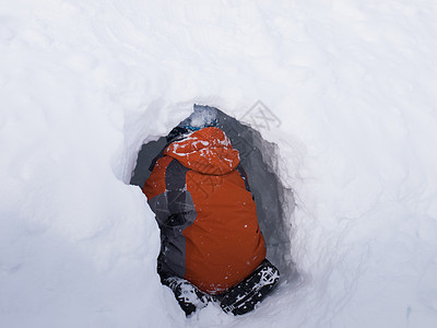 冬季游戏橙子孩子掘客雪洞绿色男性白色天气图片