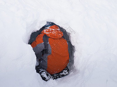 冬季游戏天气雪洞男性白色孩子绿色掘客橙子图片