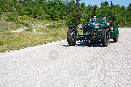 8C 2300 MONZA 1933 在拉力赛2022 的一辆旧赛车上 著名的意大利历史比赛 19271957老爷车竞赛挑战发动图片