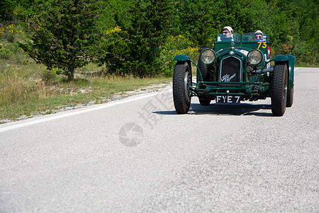 8C 2300 MONZA 1933 在拉力赛2022 的一辆旧赛车上 著名的意大利历史比赛 19271957车辆运输司机老爷车背景图片