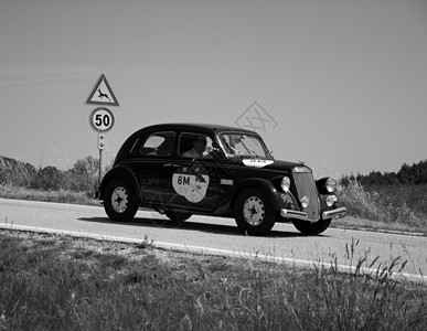 1952年在意大利著名历史种族1927年至1957年2022年的老赛车集会上竞赛俱乐部跑车老爷车速度机器发动机运输司机奢华图片