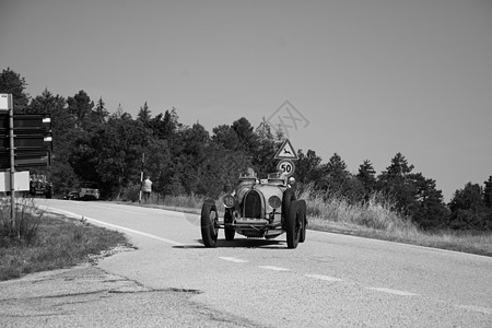 BUGATTI T35 1925 关于一辆旧赛车在2022年集会上的T351925号 这是著名的意大利历史种族1927年至195图片