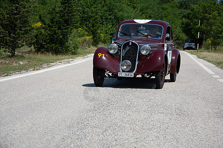 1935年在意大利著名历史种族1927年至1957年2022年拉力大会上 一辆旧赛车驾驶于1935年9月15日汽车发动机速度跑车图片