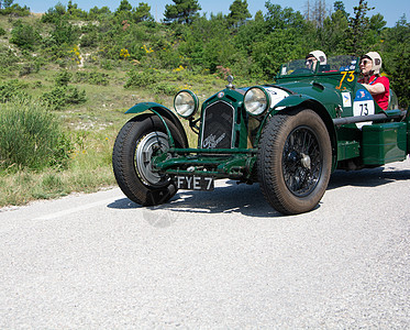 8C 2300 MONZA 1933 在拉力赛2022 的一辆旧赛车上 著名的意大利历史比赛 19271957旧车老爷车设计师俱背景图片