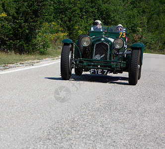 8C 2300 MONZA 1933 在拉力赛2022 的一辆旧赛车上 著名的意大利历史比赛 19271957设计师展览车辆运输图片