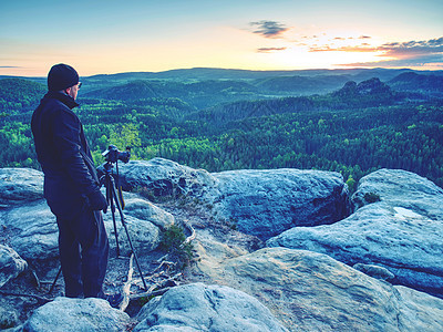 山崖上的摄影师拍摄了地貌觉醒的照片图片