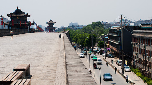 城墙石头汽车街道摩托车红色灯笼历史纪念碑历史性文化图片