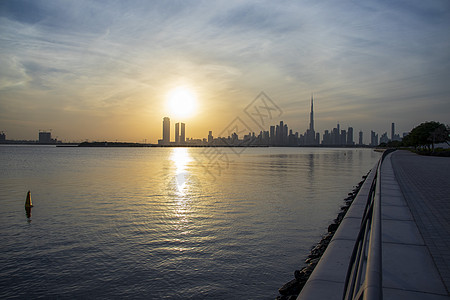 迪拜市天线 阿联酋 户外戏剧性建筑学城市记录房地产景观天气建筑物港口天空图片
