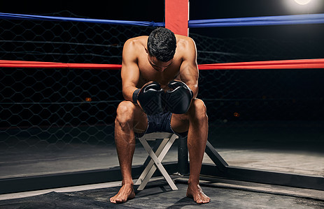 拳击台 手套和黑暗中的强壮男子是为了健身动机或 mma 摔跤比赛或光线闪耀的格斗训练 极限运动的职业拳击手 追求健康 健康的肌肉图片