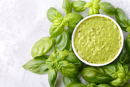 Pesto 酱汁和配料香料绿色松树食物健康香蒜芳香砂浆叶子烹饪图片