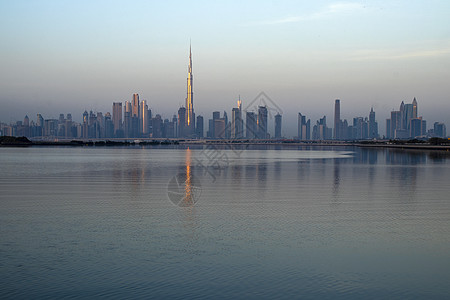 阿联酋迪拜  2021年9月1日全景天空旅行建筑学港口地平线天气戏剧性摩天大楼反射图片