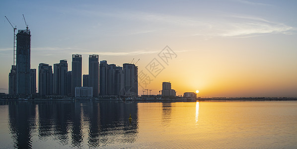 迪拜 UAE  01 29 2021日出在迪拜市天际上空房地产财富戏剧性城市旅行记录建筑学摩天大楼季节全景背景图片