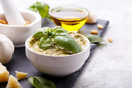 Pesto 酱汁和配料草本植物叶子健康绿色食物松树芳香香蒜香料烹饪图片