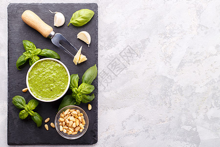 Pesto 酱汁和配料绿色美食芳香食物香蒜砂浆叶子松树香料烹饪图片