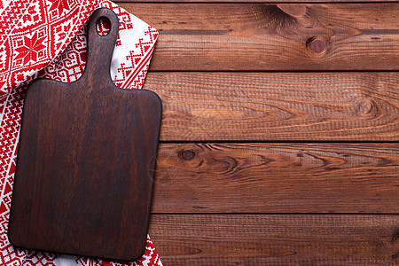 棕色木板和红桌布背景图片