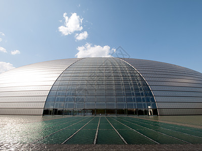 北京国家歌剧院舞台演出天空金属市中心蓝色剧场城市地标电影院图片