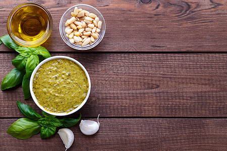 Pesto 酱汁和配料砂浆叶子香蒜美食香料烹饪食物草本植物绿色健康图片