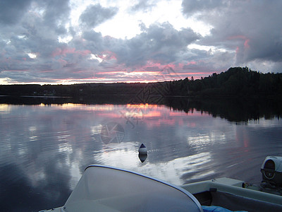 湖边日落反射浮桥橙子码头图片