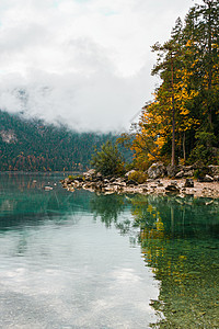 阿尔卑斯山脉风景 湖边 小村庄 云层 森林和水中的反射物等地貌的海平面石头岩石野性国家天空旅游树木叶子溪流山脉图片