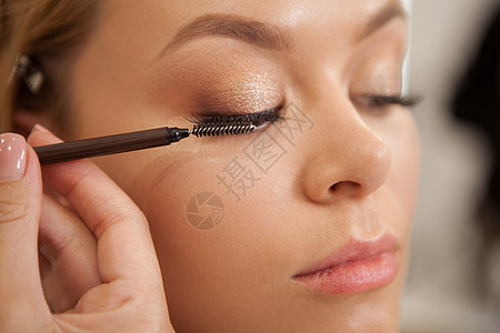 美貌佳丽 有专业化妆的妇女女性美容师镊子女士钳子眉毛刷子大师艺术家客户图片