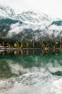 阿尔卑斯山脉风景 湖边 小村庄 云层 森林和水中的反射物等地貌的海平面溪流反射石头旅游岩石国家风景叶子野性天空图片