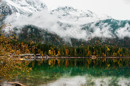 阿尔卑斯山脉风景 湖边 小村庄 云层 森林和水中的反射物等地貌的海平面叶子反射树木国家溪流山脉公园天空岩石旅游图片