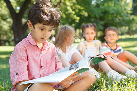 孩子们在公园户外学习故事娱乐生长教育休息乐趣友谊环境学校智力图片