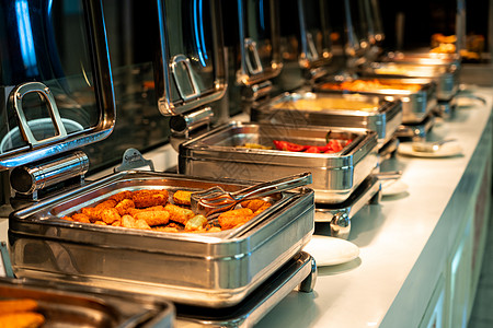 早餐和午餐的马铃薯棒 吃自助餐时在酒店宴会盘子自助台面饭馆展示桌子餐厅派对用餐土豆棒图片