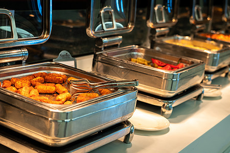 早餐和午餐的马铃薯棒 吃自助餐时在酒店宴会土豆棒盘子酒吧托盘餐饮饭馆自助派对展示餐厅图片