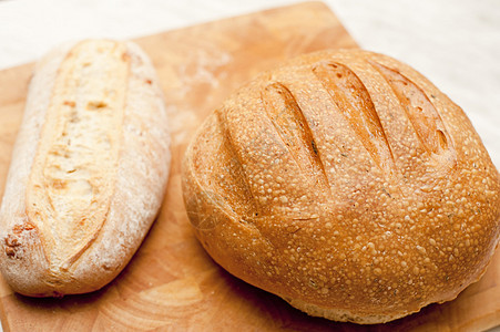 两块新鲜的面包结壳饼圆形面包脆皮白色营养背景图片