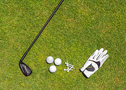 高尔夫球场绿草上高尔夫设备的顶视图 平躺的高尔夫球杆 球 手套 T 恤草皮场地球道爱好俱乐部配件高尔夫球游戏课程球具图片