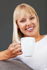 女人带着咖啡杯微笑着 紧贴着年轻美女拿着咖啡的镜头图片