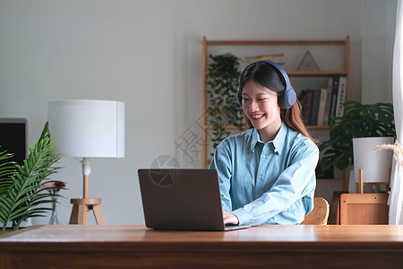 亚洲女学生在线学习班学习在线视频通话 zoom 老师 快乐的亚洲女孩用电脑笔记本电脑在线学习英语电话教育青少年耳机学校图书馆技术图片